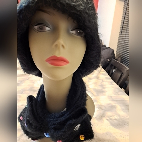 Faux Fur Scarf With A Bow & Gems - Picture 3 of 7